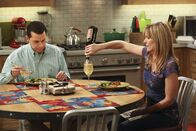 Two and a Half Men – Alan (Jon Cryer, l.) kann nicht damit umgehen, dass Lyndsey (Courtney Thorne-Smith, r.) ihn verlässt. Deshalb muss Walden einen Weg finden, um seinem Freund wieder auf die Beine zu helfen ...
