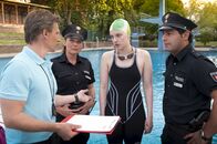 Notruf Hafenkante – Der ehrgeiziger Vater und Trainer (René Steinke, l.) möchte nicht, dass Claudia (Janette Rauch, 2.v.l.) und Tarik (Serhat Cokgezen, r.) seine Tochter, die Schwimmerin Meibrit (Julia Joy Brand, 2.v.r.), von ihrem Training abhalten.