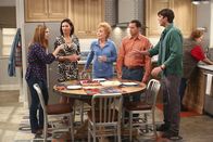 Two and a Half Men – Als Walden (Ashton Kutcher, 2.v.r.) und Alan (Jon Cryer, 3.v.r.) Berta (Conchata Ferrell, r.), Jenny (Amber Tamblyn, l.), Robin (Mimi Rogers, 2.v.l.) und Evelyn (Holland Taylor, 3.v.l.) offenbaren, dass sie heiraten wollen, sind nicht alle von der Idee begeistert ...