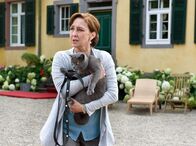 Tiere bis unters Dach – ARD/SWR TIERE BIS UNTERS DACH FOLGE 32, "Die Millionenkatze" Uhr im ERSTEN. Für die reiche Frau von Werther (Christine Kaufmann) ist die Katze Nofretete ihr Ein und Alles.