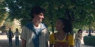 Spellbound - Verzaubert in Paris – Benoit (Étienne Moana, l.) und Cece (Hailey Romain, r.) haben den Auftrag bekommen, gemeinsam spazieren zu gehen. Eine erfreuliche Hausaufgabe!