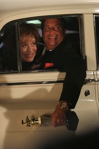 Two and a Half Men – Evelyn (Holland Taylor, l.) genießt das Rampenlicht mit Gewinner Archie (Jon Lovitz, r.) ...