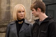 Alex Rider – Mrs. Rothman (Sofia Helin) redet Alex (Otto Farrant) ins Gewissen, das geplante Vorhaben nicht aufzugeben.