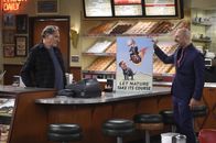Superior Donuts – Arthur (Judd Hirsch, l.); Fawz (Maz Jobrani, r.)