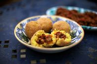 Zu Tisch ... – Die gefüllten Reisbällchen Arancini sind in Sizilien ein beliebtes Streetfood.