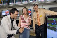 Sechserpack – Abwarten - nach der WM werden auch die modernsten TV-Plasma-LCD-Hightech-Flach-Bildschirme für den Otto-Normal-Verbraucher erschwinglich. Aber eine derart große Anschaffung sollte immer noch gut mit dem Partner abgesprochen werden. Wenn Mann jedoch etwas wirklich will, sollte Frau sich da besser nicht einmischen. Schließlich gibt es für alles ein neuestes Modell! (v.l.n.r. Thomas Held, Nina Vorbrodt, Hanno Friedrich)