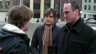 Law & Order: Special Victims Unit – Die Detectives Olivia Benson (Mariska Hargitay) und Elliot Stabler (Christopher Meloni, r.) finden heraus, dass Scott Heston (Michael Welch), der beste Freund des Opfers, in dasselbe Mädchen verliebt war...