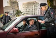 Notruf Hafenkante – Melanie (Sanna Englund) und Mattes (Matthias Schloo, l.) überprüfen ein Fahrzeug im absoluten Halteverbot. Da der Fahrer (Marcel Hensema, 2.v.r.) keine Papiere vorweisen kann, lässt sich Melanie Name und Adresse geben, um seine Angaben von den Kollegen überprüfen zu lassen (Deniz Wörner: Karim Cherif, ,2.v.l.).