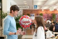Freundschaft Plus – Emma (Natalie Portman) hat als Ärztin wenig Freizeit. Nun hofft Adam (Ashton Kutcher) mehr in Emmas Leben zu sein, als eine einfache Bettgeschichte.