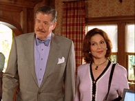 Gilmore Girls – Richard (Edward Herrmann, l.) und Emily (Kelly Bishop, r.) fassen sich endlich ein Herz und machen ihren Stand der Beziehung öffentlich ...