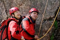 Der Bergdoktor – Martin (Hans Sigl, r.) und Hans (Heiko Ruprecht, l.) seilen sich zu dem verunglückten Simon ab.