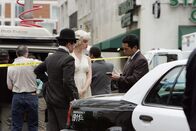 The Mentalist – Die Ermittlungen im Fall Felix Hanson laufen auf Hochtouren: Kendall (Tim Kang, r.) nimmt sich die Schauspieler Charlie Chaplin (Ravil Isyanov, l.) und Marylin Monroe (Nicholle Tom, M.) am Set vor ...