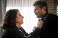 Tatort – So geht es nicht weiter: Monika Lehnen (Tilla Kratochwil) kann mit der prekären Situation nicht mehr umgehen. Jost Lehnen (Roman Knižka) versucht sie zu beschwichtigen. Doch ohne Erfolg … Sie streiten heftig.