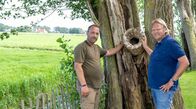 Lecker an Bord – Im kleinen Ort Parrega besucht Björn Freitag (r) Jäger Tiede Haringsma und seine Frau Grace. Tiede bejagt Wildgänse, deren steigende Population für Landwirte zunehmend zum Problem wird.