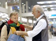 Tatort – Vater Herbert Thiel (Claus D. Clausnitzer, re.) will sich persönlich davon überzeugen, ob sein Sohn Frank (Axel Prahl) diesmal seinen Urlaubsflieger erwischt.