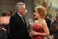 Two and a Half Men – Teddy (Robert Wagner, l.) und Evelyn (Holland Taylor, r.) geben ihre Verlobung bekannt. Zur Feier des Tages taucht plötzlich auch Teddys attraktive Tochter Courtney auf, in die sich Charlie sofort verguckt ...