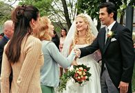 Wen die Liebe trifft ... – Joe (Bettina Zimmermann, li.) nimmt ihre Schwester Franka (Franziska Petri, 2.v.li.) mit zur Hochzeit ihrer Erzfeindin Nathalie (Diana Amft), wo Franka sich prompt in deren Bräutigam Luca (Erol Sander) verliebt.