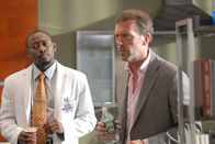 Dr. House – Der Nephrologe und Infektiologe Dr. Gregory House ist am Princeton-Plainsboro-Lehrkrankenhaus ein Außenseiter. Mit seinem unsozialen Verhalten stößt er regelmäßig Kollegen und Patienten vor den Kopf. Seine Diagnosen sind allerdings brillant. Mit seinem genialen Verstand kommt der Zyniker House ungewöhnlichen Krankheiten auf die Spur und spornt sein Mitarbeiterteam zu Höchstleistungen an.