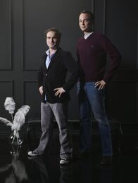 The Big Bang Theory – L-R: Eines Tages tritt eine junge und attraktive Frau in das Leben der brillianten Physikers Dr. Leonard Hofstadter (Johnny Galecki) und Dr. Sheldon Cooper (Jim Parson) - und verändert dies schlagartig