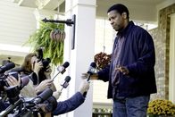 Flight – Nach einer gezielten Bruchlandung, durch die er das Leben hunderter von Passagieren retten konnte, wird Pilot Whip Whitaker (Denzel Washington) von Presse und Öffentlichkeit zunächst als Held gefeiert. Doch irgendwann nehmen auch die kritischen Fragen zu