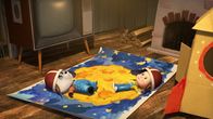 Mascha und der Bär – Mascha und Panda spielen Mondlandung.