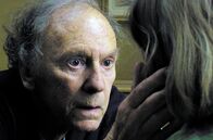 Liebe – Weil die pensionierte Klavierlehrerin Anne (Emmanuelle Riva) gänzlich neben sich steht, umfasst Ehemann Georges (Jean-Louis Trintignant) liebevoll ihr Gesicht mit seinen Händen.