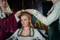 Große Mythen aufgedeckt – Königin Guinevere (Anne-Marie Waldeck) wird die Krone aufgesetzt.