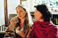 Affäre zu dritt – Katrin (Sophie von Kessel, l.) sucht Rat bei Ella (Tina Engel, r.).