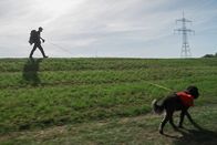 SRF bi de Lüt – Botschafter Paul Seger läuft gemeinsam mit Hund Kari knapp 600 Kilometer zu Fuss von Deutschland nach Basel.