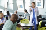 Scrubs - Die Anfänger – Geraten wegen eines Schweinekoteletts aneinander: Denise (Eliza Coupe, r.) und Turk (Donald Faison, l.) ...