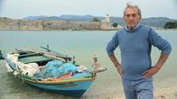 Griechenland - Von Insel zu Insel – Fischer Ilias Papoutsopoulos in der Lagune vor Lefkas.