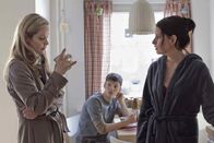 Mit geradem Rücken – Erst spät vertraut sich Hella (Ann Kathrin Kramer, l.) ihrer Schwester Simone (Stefanie Höner, r.) an. Doch auch diese speist sie nur mit billigen Plattitüden ab ...