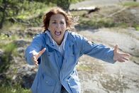 Mord im Mittsommer – Nicht springen! Nora (Alexandra Rapaport) versucht, ein Menschenleben zu retten.