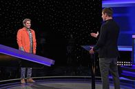 Gefragt - Gejagt – Moderator Alexander Bommes (r.) mit der Kandidatin Heady Ebne Abbasi (l.).
