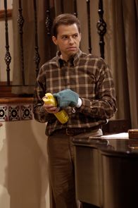 Two and a Half Men – Weil Alan (Jon Cryer) Berta soweit gebracht hat, dass sie kündigt, bleibt ihm nichts anderes übrig, als selbst die Staublappen zu schwingen ...