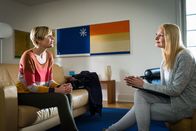 Notruf Hafenkante – Melanie (Sanna Englund, l.) gibt vor, sich für die Methoden des Therapiezentrums zu interessieren. Inga Hollbeck (Constanze Behrends, r.) gibt ihr eine Einführung.
