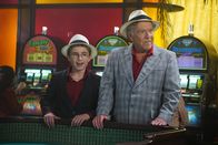 The Goldbergs – Adam Goldberg (Sean Giambrone, l.); Albert "Pops" Solomon (George Segal, r.)