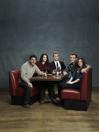 How I Met Your Mother – (8. Staffel) - Rückblick in die wilden Jahre von Ted (Josh Radnor, l.), Marshall (Jason Segel, r.), Barney (Neil Patrick Harris, M.), Lily (Alyson Hannigan, 2.v.r.) und Robin (Cobie Smulders, 2.v.l.) ...