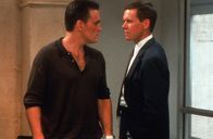 Wild Things – Polizeikommissar Ray Duquette (Kevin Bacon, r.) beschattet Sam Lombardo (Matt Dillon, l.).