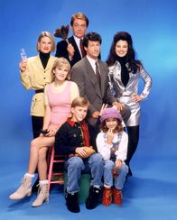 Die Nanny – (2. Staffel) - Die Nanny (Fran Drescher, r.) bringt das Leben von C.C. Babcock (Lauren Lane, l.), Maggie (Nicholle Tom, 2.v.l.), Brighton (Benjamin Salisbury, vorne l.), Maxwell (Charles Shaughnessy, 2.v.r.), Niles (Daniel Davis, hinten) und Grace (Madeline Zima, vorne r.) gewaltig durcheinander ...