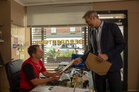 Die Bergretter – Timo Danner (Ben Braun, r.), ehemaliger Olympiasieger und Projektmanager der Biathlon-WM in Schweden, unterbreitet Ben (Mirko Lang, l.) ein einmaliges Angebot.