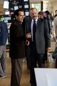 Monk – Captain Leland Stottlemeyer (Ted Levine, r.) bittet Mr. Monk (Tony Shalhoub, l.) um seine Mitarbeit in einem besonders seltsamen Fall ...