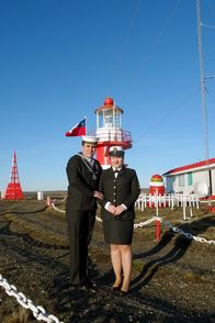 GEO Reportage – Luis Moraga und María José Jara – Leuchtturmwärter-Ehepaar vor dem Leuchtturm Espíritu Santo auf Feuerland