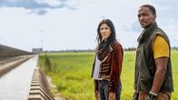 Twisted Metal – Kurz vor dem Ziel in New Chicago sehen sich John (Anthony Mackie) und Quiet (Stephanie Beatriz) mit einem neuen Hindernis konfrontiert: einer Stadtmauer mit Graben, die keinen Durchlass gewährt.