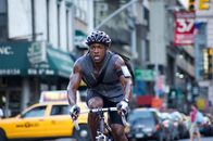 Premium Rush – Als Wilee erfährt, was hinter dem Auftrag steckt, schwingt er sich sofort wieder auf sein Rad, um seinem größten Rivalen Manny (Wolé Parks) beizustehen. Kommt er noch rechtzeitig an?