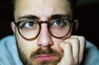 Viral Dreams – Nathaniel befindet sich seit der Corona-Pandemie in einer Lebenskrise. Mit seinem steigenden Erfolg in sozialen Netzwerken wachsen auch die Zweifel an seiner Berufswahl YouTuber.
