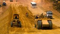 Mythos Amazonas – Nicht nur Sägewerke tragen zur Abholzung bei. Auch der Straßenbau vernichtet große Flächen des Regenwalds und lockt dadurch immer mehr Menschen in die Amazonasregion.