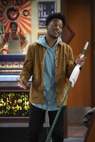 Superior Donuts – Nachdem Franco (Jermaine Fowler) erfahren hat, dass Arthur ihm nicht wirklich vertraut, versucht er alles, um den Donutladen Besitzer von seiner Vertrauenswürdigkeit zu überzeugen ...