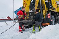 Ice Road Rescue - Extremrettung in Norwegen – Christoffer and Ole Henrik works together. (National Geographic)