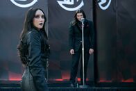 Twisted Metal – Raven (Patty Guggenheim, l.) tritt beim Wettkampf selbst an. Dabei erhofft sie sich als einzige Insiderin unter den Teilnehmenden von Calypso (Anthony Carrigan, r.) Vorteile bezüglich der Verpflegung und des Verlaufs des Wettkampfes.